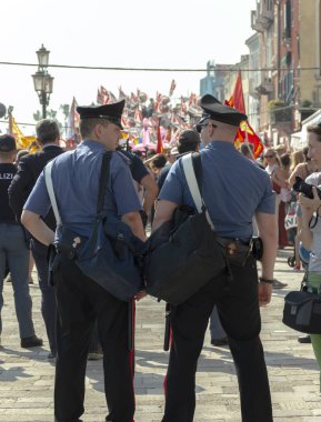 Venedik, Italya, 08.06.2019 Iki Carabinieri protestocular önünde