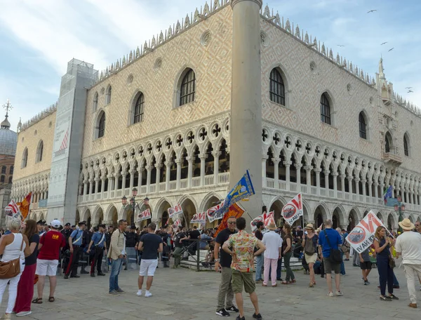 Venedik, Italya, 08.06.2019 ven kruvaziyer gemileri karşı protestocular