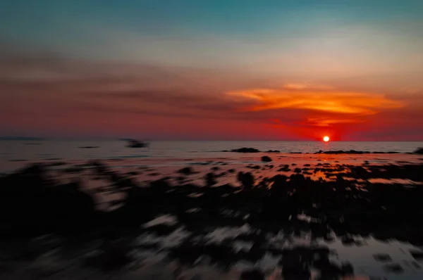 해변 을 통해 아름다운 일몰의 파노라마 — 스톡 사진