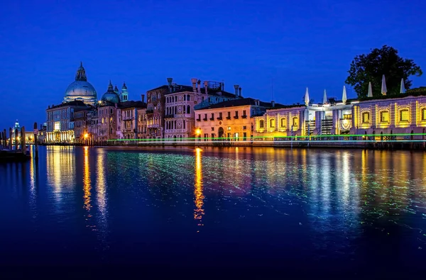 Uitzicht op Grand Canal en Basilica della Salute 's nachts met boot — Stockfoto