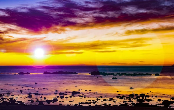 해변 을 통해 아름다운 일몰의 파노라마 — 스톡 사진