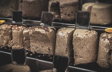 Farklı tatlar ile tipik Yahudi halva kek bir dizi 