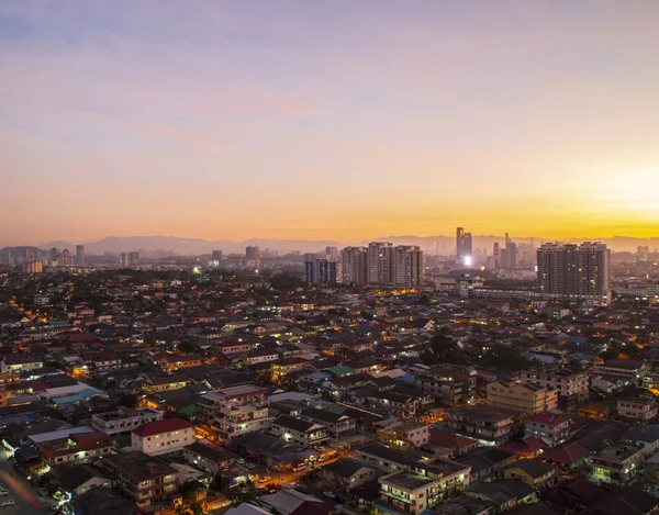 Soluppgång över Petaling Jaya och Kuala Lumpur, Malaysia Stockbild