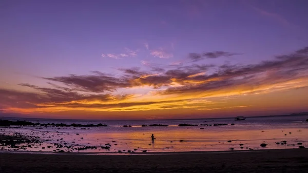 Hombre meditando en el mar frente al atardecer — Foto de Stock