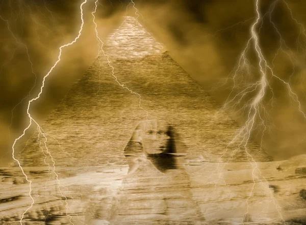 Image fantastique de la malédiction sur les pyramides et le sphinx — Photo