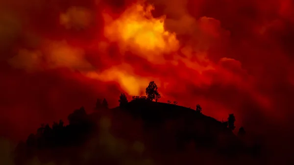 Colina con árboles a punto de arder en rojo, fuego salvaje naranja Imagen De Stock