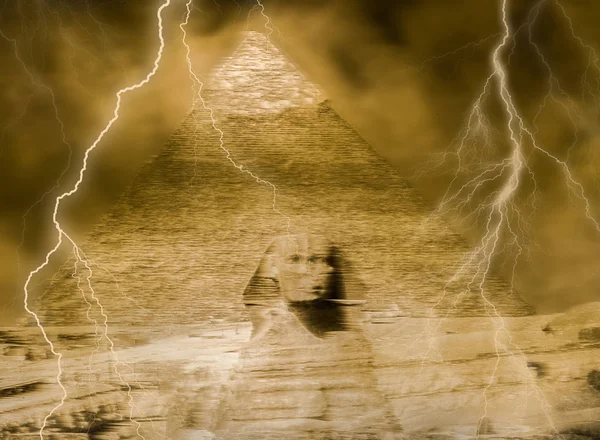 Fantasi bild av förbannelsen på pyramiderna och Sfinxen Royaltyfria Stockfoton