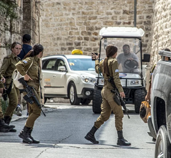 Junge Soldatinnen der israelischen Armee bei der Kontrolle der Straßen in — Stockfoto