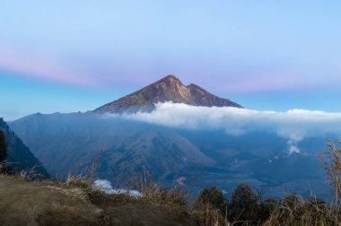 Gün doğumunda Rinjani Dağı'nın görünümü, Lombok, Endonezya