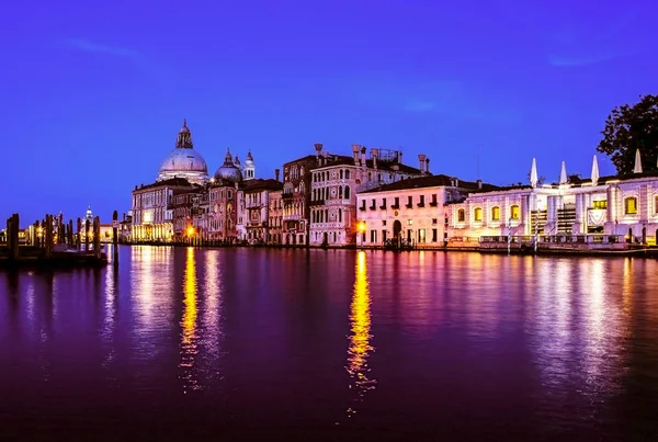 Vista do Grande Canal e Basílica della Saudação à noite — Fotografia de Stock