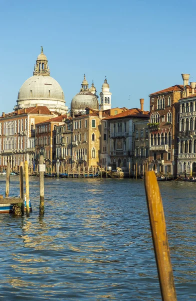 Typisch uitzicht op Venetië en zijn Grand Canal in de zomer — Stockfoto