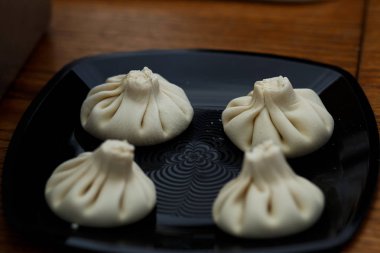 Karanlık bir plaka üzerinde Gürcü Hıngel