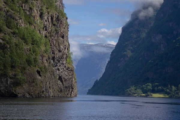 夏の間にノルウェーのフィヨルドの海岸のボートの旅します — ストック写真