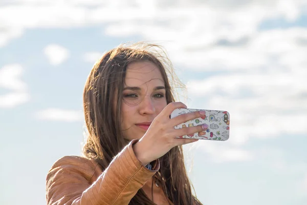 Portrait Une Jeune Femme Avec Téléphone — Photo