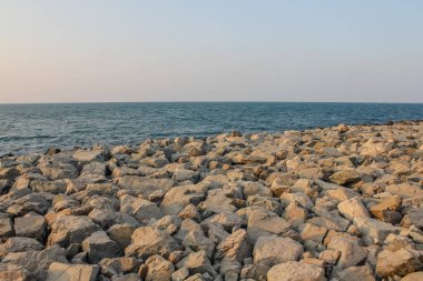 Deniz kıyısında gün batımı