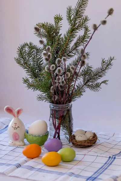 Velikonoční kompoziční spreje z vrbků a barevných vajíček — Stock fotografie