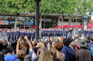 Fransa, Paris - 14 Temmuz 2014: Bastille Günü onuruna geçit törenine katılanlar ve seyirciler