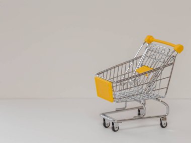  Gri arka plan görünümlü minyatür alışveriş arabaları