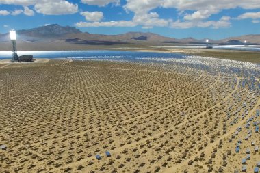 Güneş panelleri. Güneş panelleri güneş enerjisi alternatif enerji kaynağı olduğunu.