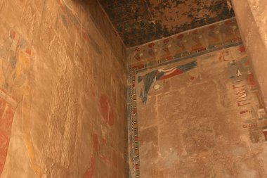 Antik Mısır 'dan kalma binalar ve kolonlar. Mısır binalarının antik kalıntıları