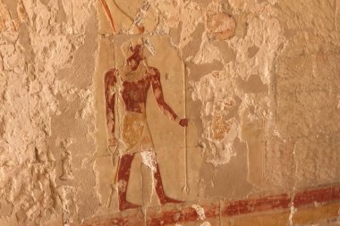 Antik Mısır 'dan kalma binalar ve kolonlar. Mısır binalarının antik kalıntıları