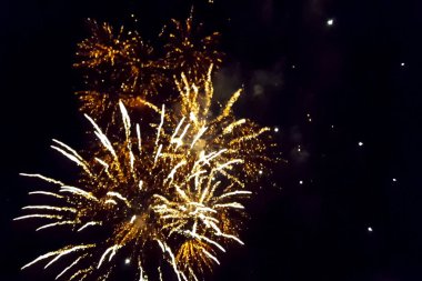 Festival selam gece gökyüzünde. Patlamalar havai fişek.