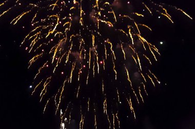 Festival selam gece gökyüzünde. Patlamalar havai fişek.