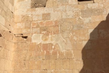 Antik Mısır 'dan kalma binalar ve kolonlar. Mısır binalarının antik kalıntıları