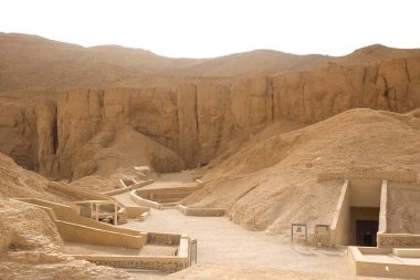 Antik Mısır 'dan kalma binalar ve kolonlar. Mısır binalarının antik kalıntıları