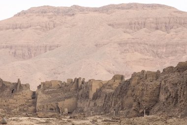 Antik Mısır 'dan kalma binalar ve kolonlar. Mısır binalarının antik kalıntıları