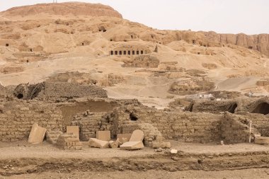 Antik Mısır 'dan kalma binalar ve kolonlar. Mısır binalarının antik kalıntıları