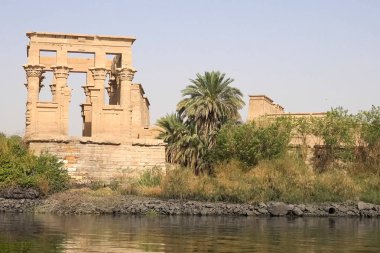 Antik Mısır 'dan kalma binalar ve kolonlar. Mısır binalarının antik kalıntıları