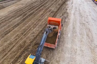 Yollar ve nakliye boru hatları inşa ediliyor. İnşaat alanı. İnşaat makineleri.