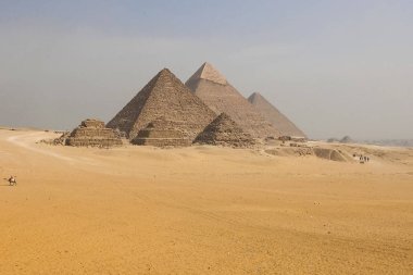 Giza Piramitleri. Mısır 'ın büyük piramitleri. Dünyanın yedinci harikası. Antik megalitler