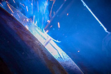 Boru kaynak. Kaynak çalışır. Kaynak kıvılcım