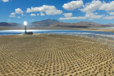 Güneş panelleri. Güneş panelleri güneş enerjisi alternatif enerji kaynağı olduğunu.