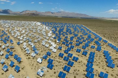 Güneş panelleri. Güneş panelleri güneş enerjisi alternatif enerji kaynağı olduğunu.