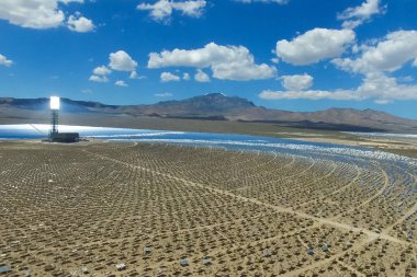 Güneş panelleri. Güneş panelleri güneş enerjisi alternatif enerji kaynağı olduğunu.