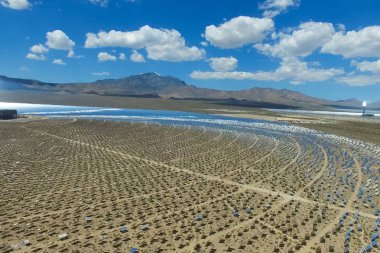 Güneş panelleri. Güneş panelleri güneş enerjisi alternatif enerji kaynağı olduğunu.