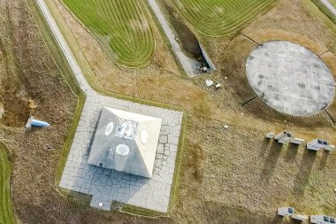 Radyo radar askeri üssünde bir piramit şeklinde inşa. Füze Site Radar piramit Nekoma Kuzey Dakota'daki