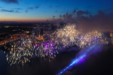Kızıl yelkenlileri selamlayın. Kutlama selamı muhteşemdir. Havai fişek fişekleri.