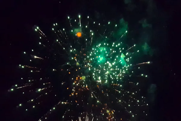 Saludo Festivo Cielo Nocturno Explosiones Fuegos Artificiales —  Fotos de Stock