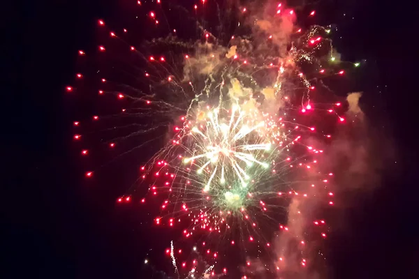 Saluto Festivo Nel Cielo Notturno Esplosioni Fuochi Artificio — Foto Stock