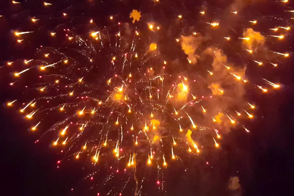 Saluto Festivo Nel Cielo Notturno Esplosioni Fuochi Artificio — Foto Stock