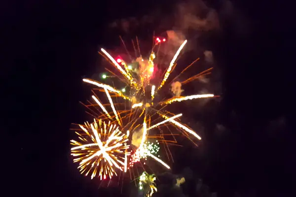 Saudação Festiva Céu Noturno Explosões Fogos Artifício — Fotografia de Stock