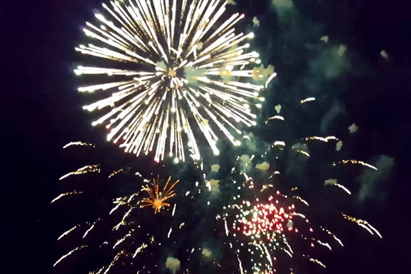 Saluto Festivo Nel Cielo Notturno Esplosioni Fuochi Artificio — Foto Stock