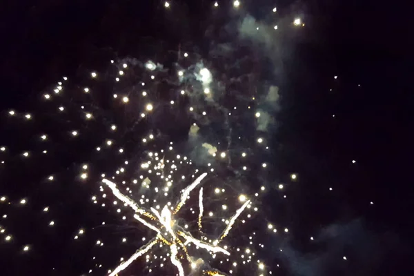 Saudação Festiva Céu Noturno Explosões Fogos Artifício — Fotografia de Stock