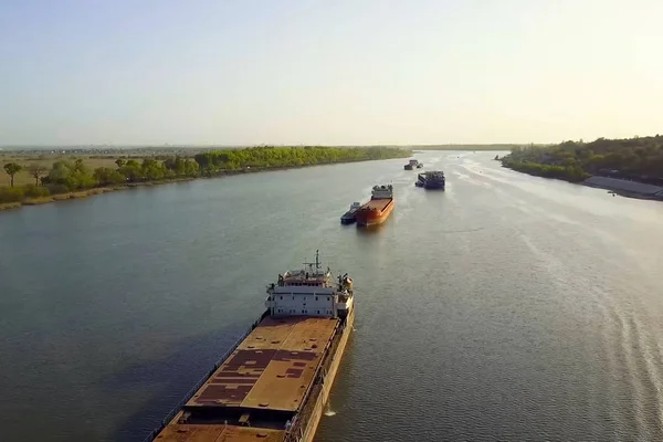 Een Lading Aak Zweeft Langs Rivier Vrachtschip — Stockfoto