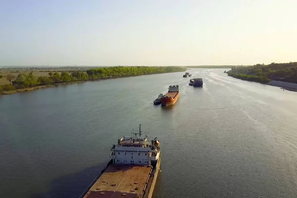 Een Lading Aak Zweeft Langs Rivier Vrachtschip — Stockfoto