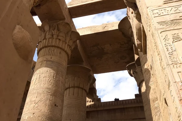 墙上和柱子上的埃及象形文字和图画 古神和人类的生活 用象形文字和图画书写 — 图库照片